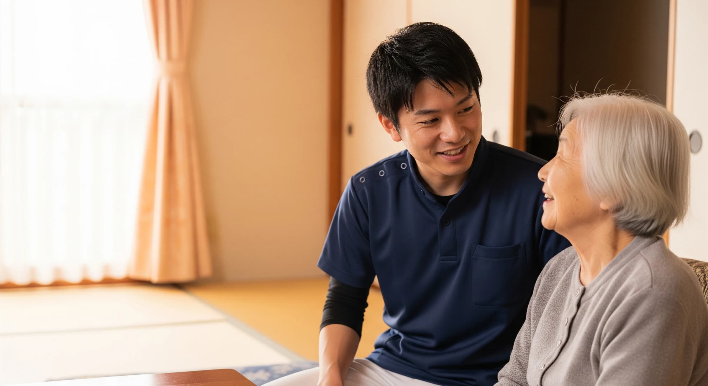 利用者宅で対話する訪問看護師